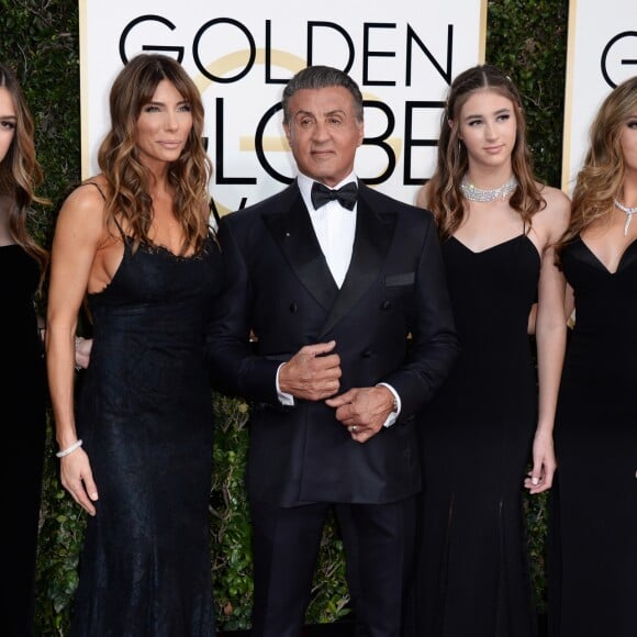 Sylvester Stallone, Jennifer Flavin, Scarlet Rose Stallone, Sistine Rose Stallone et Sophia Rose Stallone lors des Golden Globe Awards au Beverly Hilton, Beverly Hills, Los Angeles, le 8 janveir 2017.