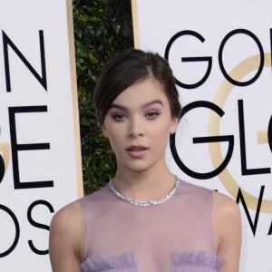 Hailee Steinfeld, habillée d'une robe Vera Wang - La 74ème cérémonie annuelle des Golden Globe Awards à Beverly Hills, le 8 janvier 2017.