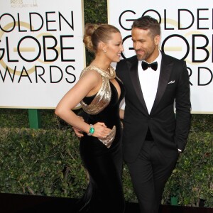 Ryan Reynolds et son épouse Blake Lively, habillée d'une robe Haute Couture Atelier Versace - 74ème cérémonie annuelle des Golden Globe Awards à Beverly Hills, le 8 janvier 2017. © Olivier Borde/Bestimage