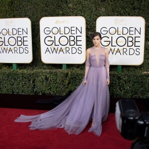 Hailee Steinfeld, habillée d'une robe Vera Wang - La 74ème cérémonie annuelle des Golden Globe Awards à Beverly Hills, le 8 janvier 2017.