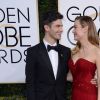 Alex Greenwald et sa fiancée Brie Larson, habillée d'une robe Rodarte - La 74ème cérémonie annuelle des Golden Globe Awards à Beverly Hills, le 8 janvier 2017.