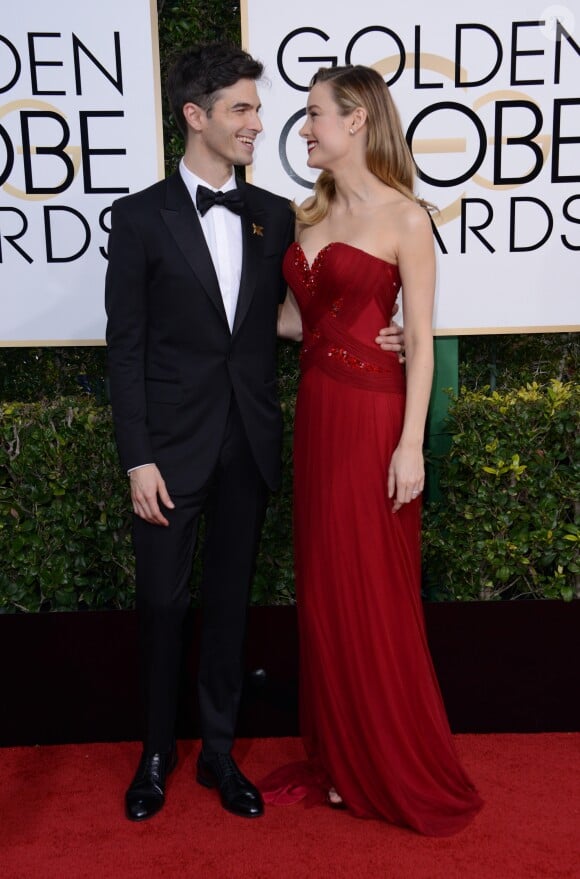 Alex Greenwald et sa fiancée Brie Larson, habillée d'une robe Rodarte - La 74ème cérémonie annuelle des Golden Globe Awards à Beverly Hills, le 8 janvier 2017.
