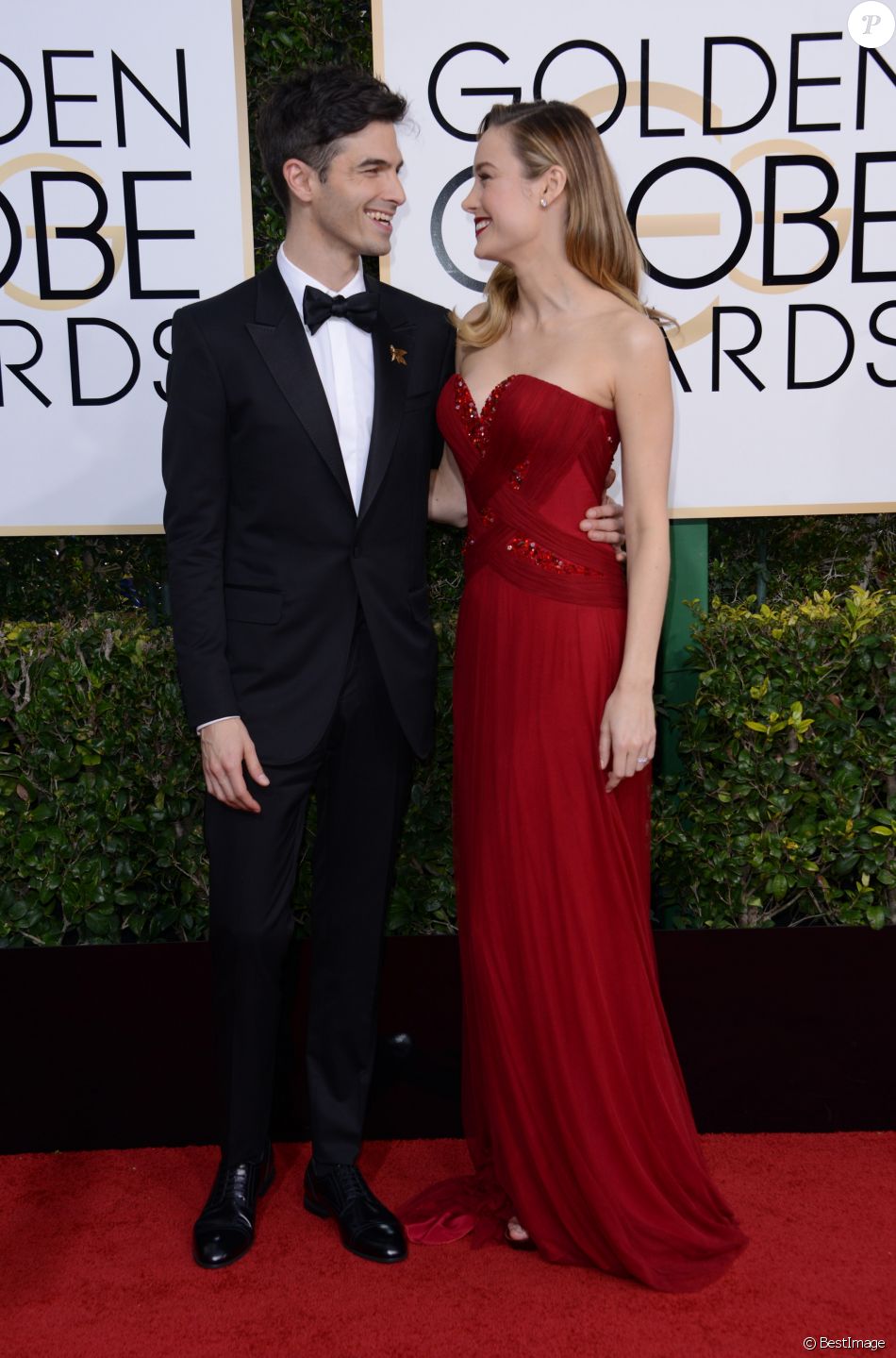 Alex Greenwald et sa fiancée Brie Larson, habillée d&#039;une robe Rodarte - La 74ème cérémonie annuelle des Golden Globe Awards à Beverly Hills, le 8 janvier 2017.