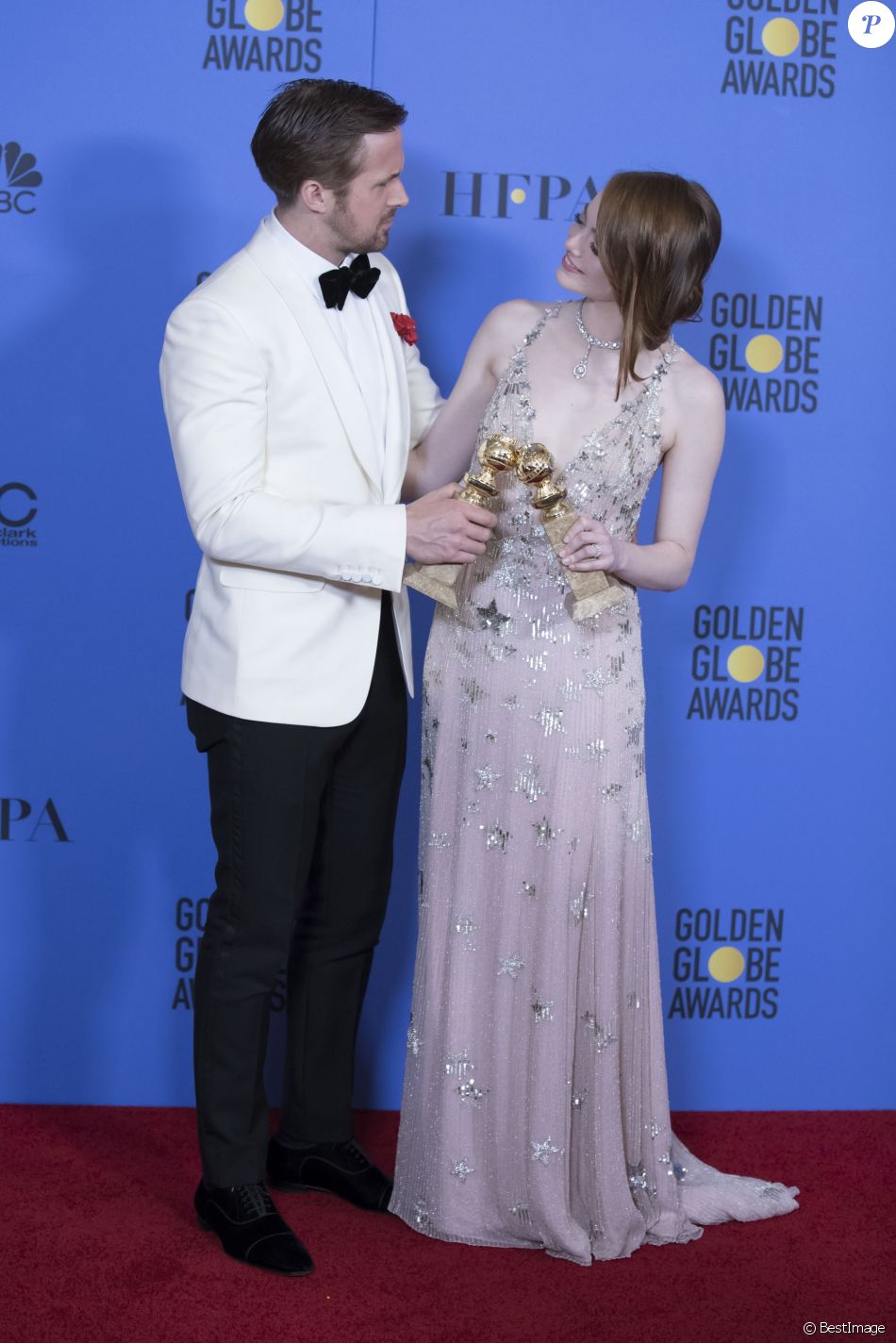 Ryan Gosling (smoking Gucci) et Emma Stone, vêtue d&#039;une robe Haute Couture Valentino - 74ème cérémonie annuelle des Golden Globe Awards à Beverly Hills, le 8 janvier 2017. © Olivier Borde/Bestimage