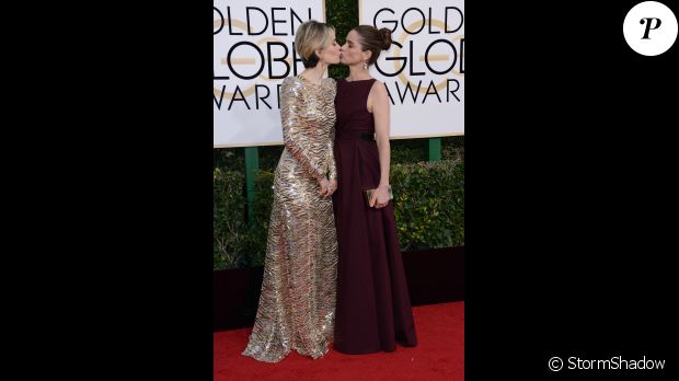 Sarah Paulson et Amanda Peet sur le tapis rouge des Golden Globes à Los Angeles le 8 janvier 2017