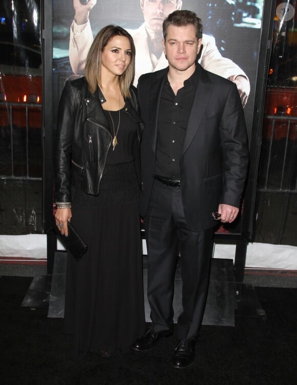 Matt Damon et sa femme Luciana Barroso - Avant-première du film "Live By Night" ("Ils vivent la nuit") au Chinese Theatre à Hollywood, Los Angeles, le 9 janvier 2017.