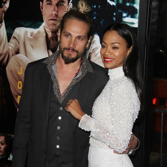 Zoe Saldana et son mari Marco Perego - Avant-première du film "Live By Night" ("Ils vivent la nuit") au Chinese Theatre à Hollywood, Los Angeles, le 9 janvier 2017.