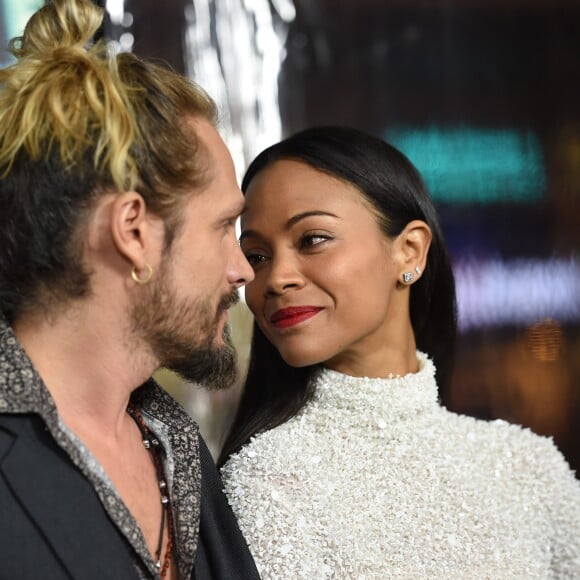 Zoe Saldana et son mari Marco Perego - Avant-première du film "Live By Night" ("Ils vivent la nuit") au Chinese Theatre à Hollywood, Los Angeles, le 9 janvier 2017.