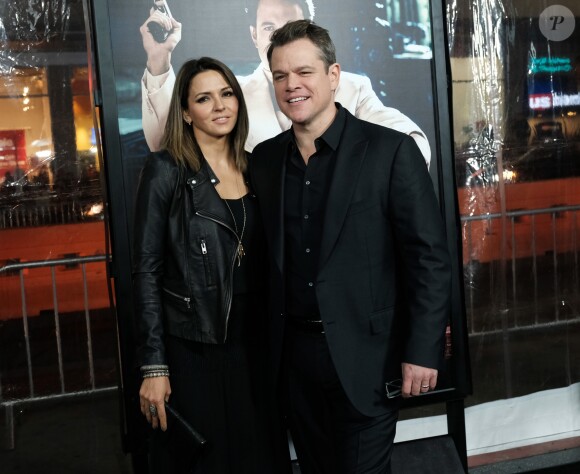 Matt Damon et sa femme Luciana Barroso - Avant-première du film "Live By Night" ("Ils vivent la nuit") au Chinese Theatre à Hollywood, Los Angeles, le 9 janvier 2017.