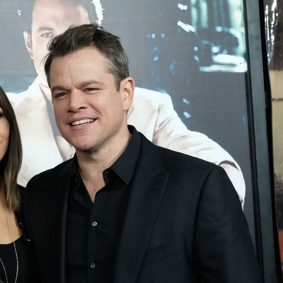 Matt Damon et sa femme Luciana Barroso - Avant-première du film "Live By Night" ("Ils vivent la nuit") au Chinese Theatre à Hollywood, Los Angeles, le 9 janvier 2017.