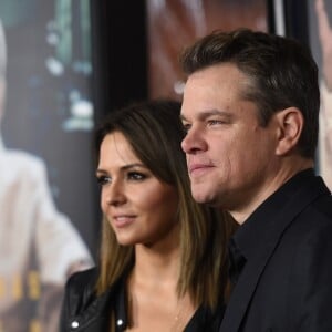 Matt Damon et sa femme Luciana Barroso - Avant-première du film "Live By Night" ("Ils vivent la nuit") au Chinese Theatre à Hollywood, Los Angeles, le 9 janvier 2017.