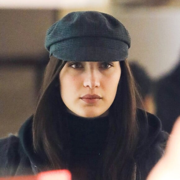 Exclusif - Bella Hadid fait du shopping avec des amis dans la station de ski d'Aspen, Colorado, Etats-Unis, le 24 décembre 2016.