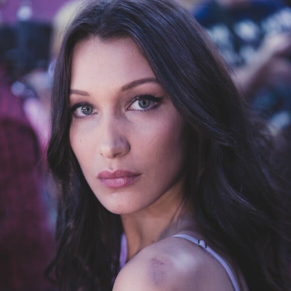 Bella Hadid - Les mannequins en séance de maquillage et de coiffure avant le défilé Victoria's Secret au Grand Palais à Paris, le 30 novembre 2016.