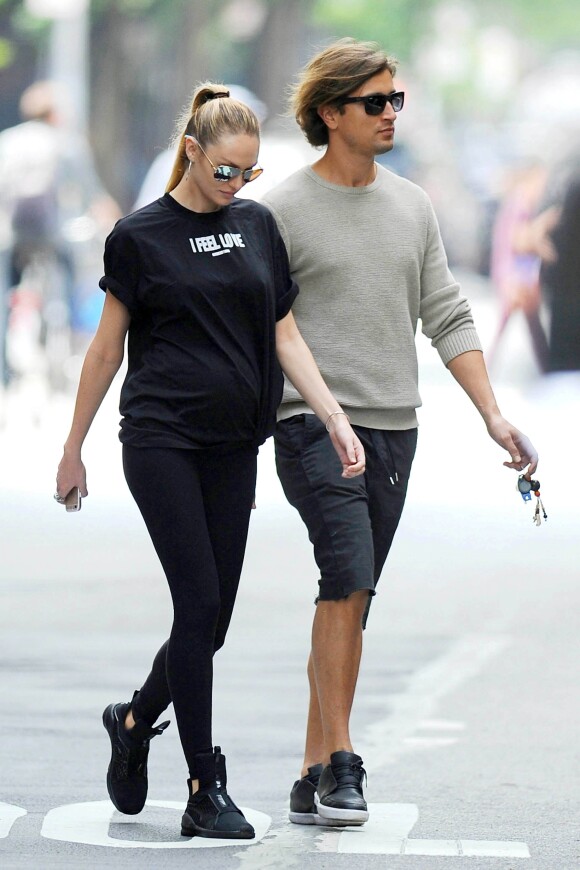 Candice Swanepoel et son fiancé Hermann Nicoli à New York. Le 23 mai 2016.