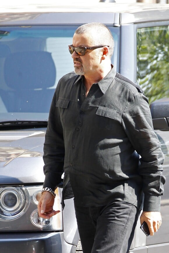 Exclusif - George Michael se promene dans la banlieue de Londres a Hampstead le 5 septembre 2013