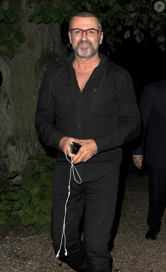 George Michael et son petit ami Fadi Fawaz rentrent chez eux à Londres, le 18 juin 2012