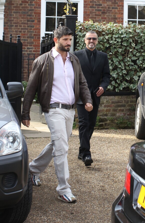 George Michael quitte son domicile avec son petit-ami Fadi Fawaz à Londres le 14 mars 2012.
