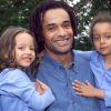 Yannick Noah entouré de ses filles Jenaye (2 ans) et Eleejah (4 ans) en juillet 2000.