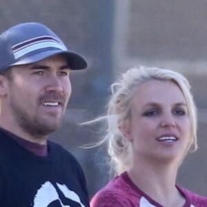 Britney Spears et son ex-mari Kevin Federline regardent leurs fils Sean et Jayden jouer au foot a Calabasas, en compagnie de David Lucado, le petit-ami de la chanteuse, le 9 novembre 2013.