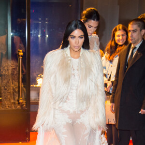 Kim Kardashian et Kendall Jenner sur le tournage d'une scène du film Ocean's 8 à Manhattan. New York, le 16 janvier 2017.