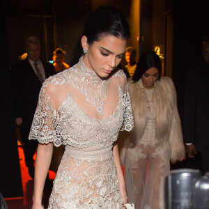 Kim Kardashian et Kendall Jenner sur le tournage d'une scène du film Ocean's 8 à Manhattan. New York, le 16 janvier 2017.