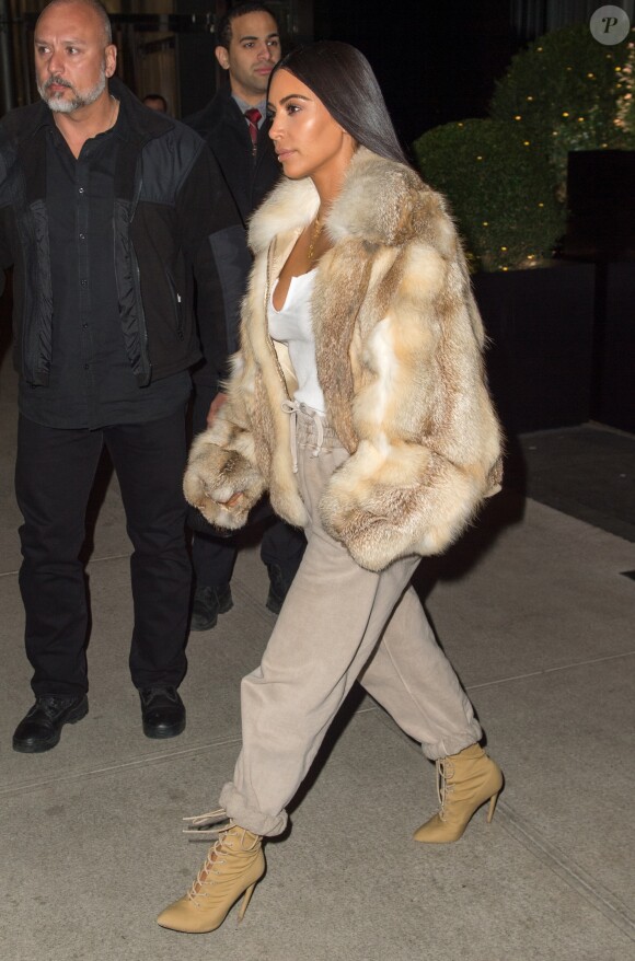 Kim Kardashian se balade dans les rues de New York. La star rentre tout juste de Dubai où elle a assisté à une masterclass de maquillage pour la modique somme de un million de dollars! Celui qui a invité Kim Kardashian pour sa masterclass de maquillage n'est autre que Mario Dedivanovic, le maquilleur des stars. Le jeune homme est très réputé dans le milieu des célébrités et "Kim K" est l'une de ses habituées. Elle lui a même souhaité son anniversaire sur Twitter le 1er octobre dernier. Le 16 janvier 2017  Kim Kardashian is seen out in New York City After Returning from Dubai. The trip to Dubai marked Kim's official return to work after taking a few months off to recuperate following Octobers terrifying Paris robbery. The Reality queen was spotted in the Soho district looking refreshed despite just getting off a grueling, long distance flight. Kim looked great in a fur jacket, a cleavage bearing white shirt, brown sweats, and brown heels. 16th january 201716/01/2017 - New York