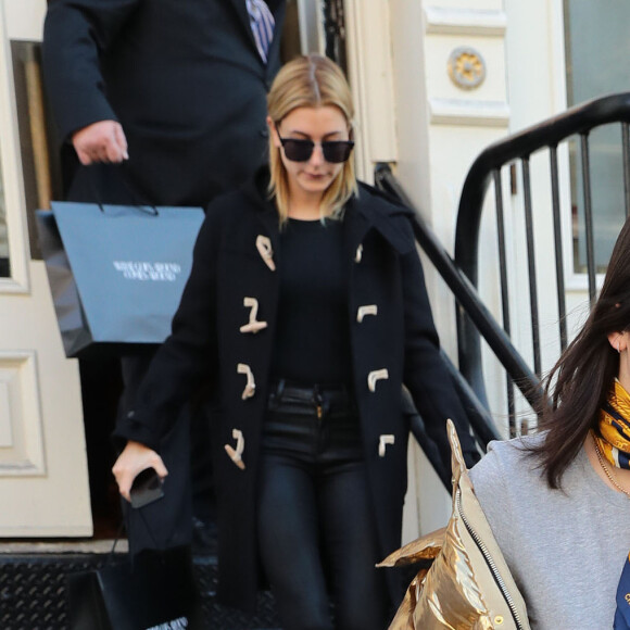 Kendall Jenner et son amie Hailey Baldwin quittent le magasin What Goes Around Comes Around à New York, le 16 janvier 2017.