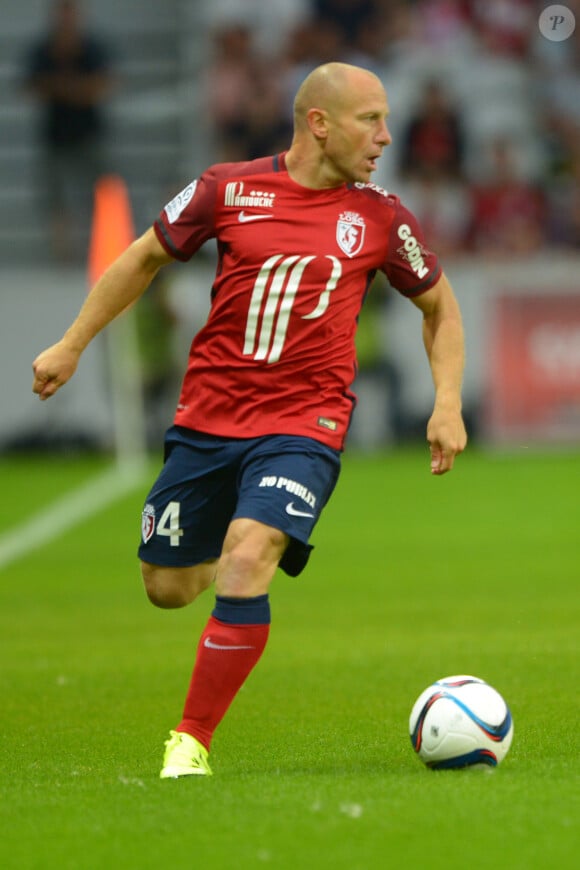 Florent Balmont sous les couleurs de Lille pendant le match contre le PSG au Stade Pierre Maurot de Villeneuve d'Ascq le 7 août 2015.