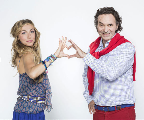 Camille (Amélie Etasse), la prof de yoga et Philippe (Grégoire Bonnet), le pharmacien dans "Scènes de ménages" sur M6.