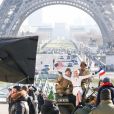 Paris Jackson, (18 ans), pendant un shooting photo pour une publicité Chanel en face de la Tour Eiffel à Paris, France, le 18 janvier 2017.
