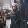 Exclusif - Olivia Munn dans la rue à New York avec sa valise à la sortie de son hôtel le 19 janvier 2017.