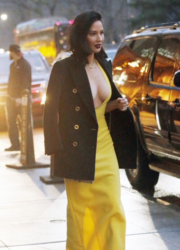 Exclusif - Olivia Munn très décolletée dans la rue à New York le 18 janvier 2017.
