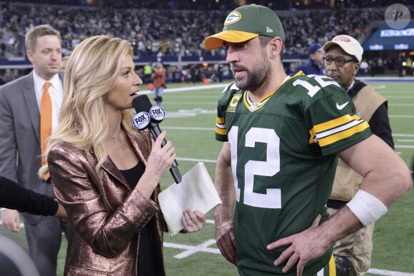 Aaron Rodgers des Green Bay Packers interviewé par Erin Andrews après la victoire de son équipe contre les Dallas Cowboys au AT&T Stadium à Arlington au Texas le 15 janvier 2017.