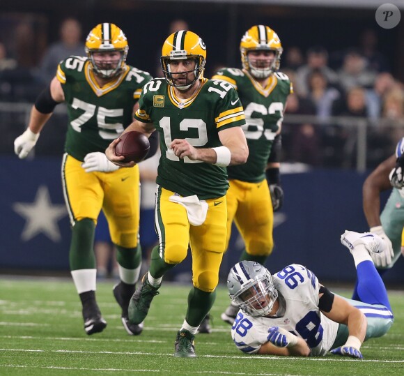 Aaron Rodgers des Green Bay Packers porte le ballon lors de la victoire de son équipe contre les Dallas Cowboys au AT&T Stadium à Arlington au Texas le 15 janvier 2017.