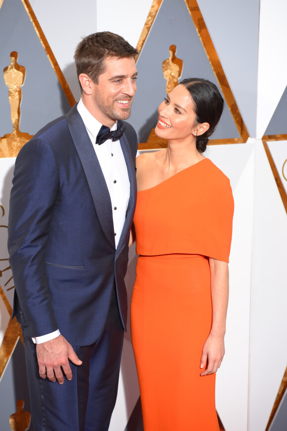 Olivia Munn et Aaron Rodgers des Green Bay Packers à la cérémonie des Oscars le 28 février 2016 à Los Angeles.