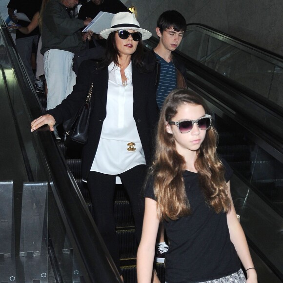 Michael Douglas et sa femme Catherine Zeta-Jones arrivent à l'aéroport de Los Angeles avec leurs enfants Dylan et Carys, le 16 août 2015.