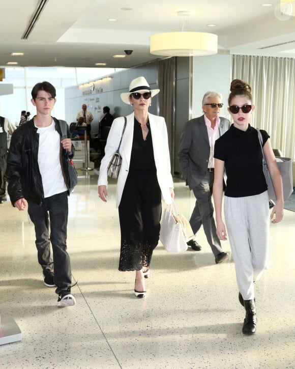 Catherine Zeta-Jones et Michael Douglas avec leurs enfants au JFK Airport à New York en juin 2016.