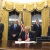 Le président Donald Trump dans le Bureau ovale à la Maison Blanche à Washington le 20 janvier 2017