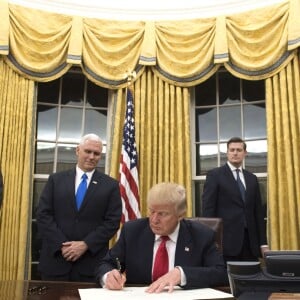 Le président Donald Trump dans le Bureau ovale à la Maison Blanche à Washington le 20 janvier 2017