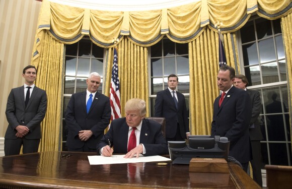 Le président Donald Trump dans le Bureau ovale à la Maison Blanche à Washington le 20 janvier 2017