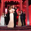 Le 45e président des Etats-Unis Donald Trump et son épouse Melania, accompagnés de membres de leur famille, du vice-président Mike Pence et de son épouse Karen Pence lors du bal de l'investiture à Washington le 20 janvier 2017

