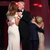 Le 45e président des Etats-Unis Donald Trump et son épouse Melania, accompagnés de membres de leur famille, du vice-président Mike Pence et de son épouse Karen Pence lors du bal de l'investiture à Washington le 20 janvier 2017
