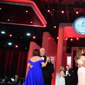 Le 45e président des Etats-Unis Donald Trump et son épouse Melania, accompagnés de membres de leur famille, du vice-président Mike Pence et de son épouse Karen Pence lors du bal de l'investiture à Washington le 20 janvier 2017