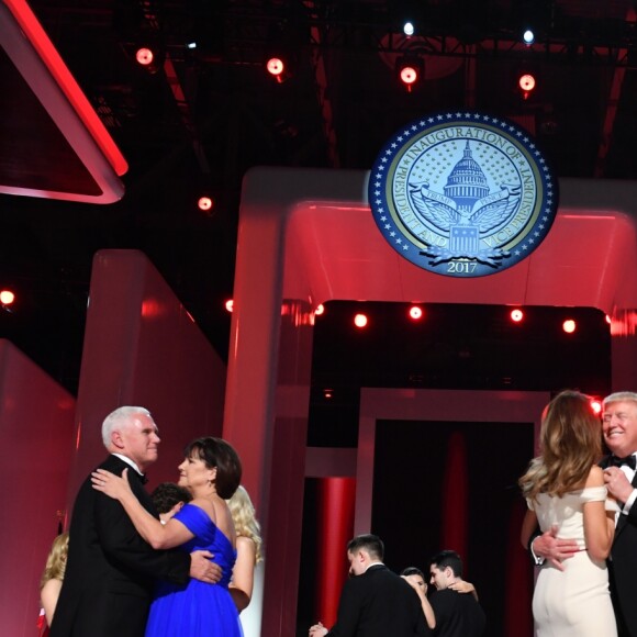 Le 45e président des Etats-Unis Donald Trump et son épouse Melania, accompagnés de membres de leur famille, du vice-président Mike Pence et de son épouse Karen Pence lors du bal de l'investiture à Washington le 20 janvier 2017