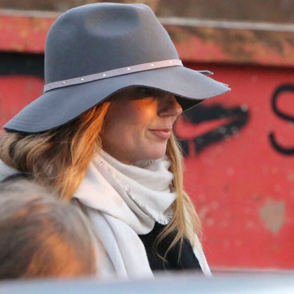 Exclusif - No web - No blog - Geri Halliwell (enceinte) accompagnée de sa mère Ana María Hidalgo va chercher sa fille Bluebell à l'école à Londres, le 9 décembre 2016 Veuillez flouter le visage des enfants  For germany call for price Exclusive - No web - No blog - Geri Halliwel (pregnant) is spotted picking her daughter Bluebell up from school with her mother Ana María Hidalgo. 9 December 2016.09/12/2016 - Londres