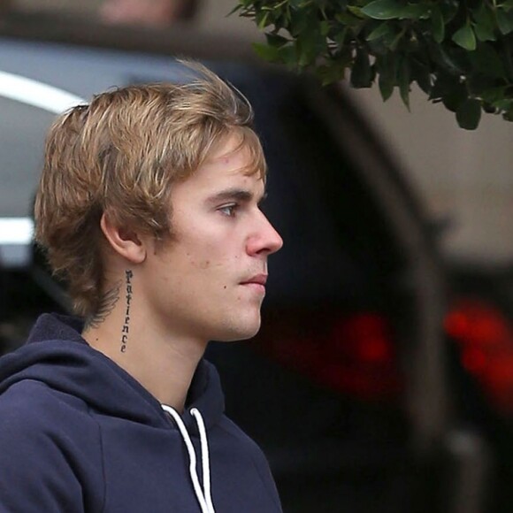 Exclusif - Justin Bieber se balade sous la pluie dans les rues de Los Angeles, le 20 janvier 2017