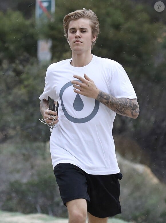 Justin Bieber trébuche pendant son jogging sur les hauteurs de Los Angeles, le 21 décembre 2016