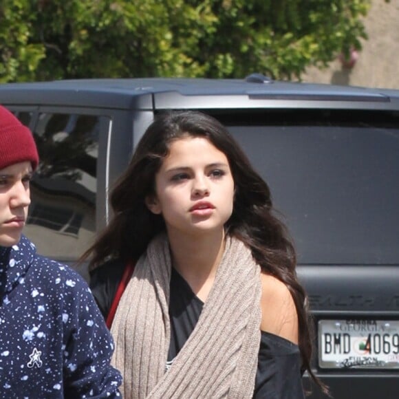 Justin Bieber et Selena Gomez se promènent dans les rues de Los Angeles le 5 avril 2012