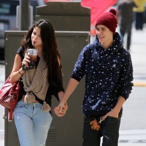 Justin Bieber et Selena Gomez se promènent dans les rues de Los Angeles le 5 avril 2012