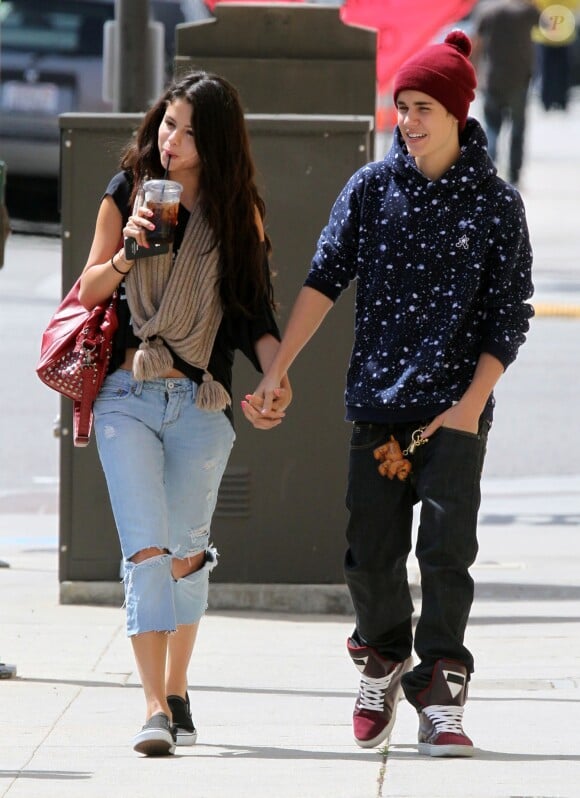 Justin Bieber et Selena Gomez se promènent dans les rues de Los Angeles le 5 avril 2012